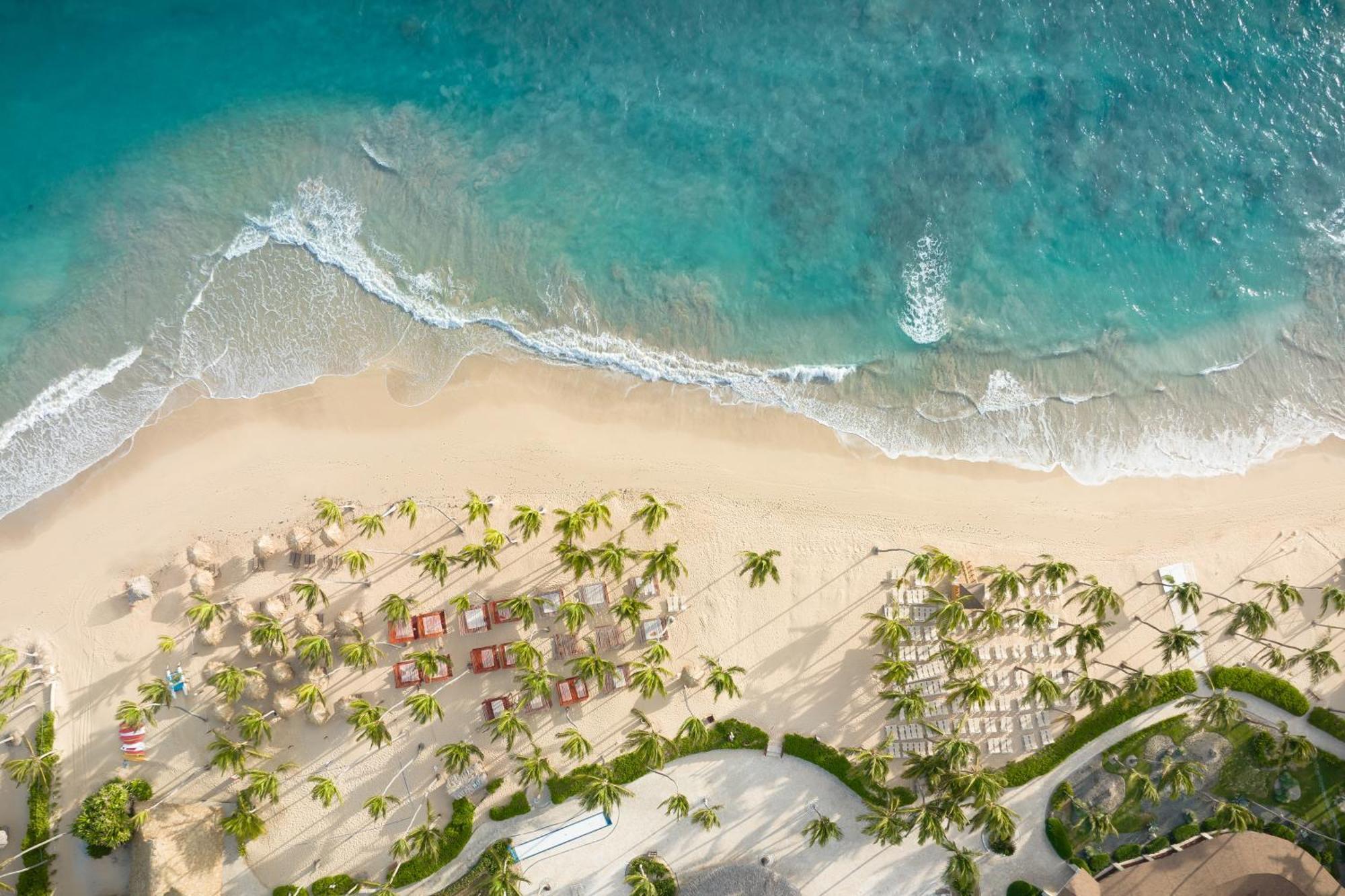 Wyndham Alltra Punta Cana All Inclusive Resort Eksteriør bilde Aerial view of the beach
